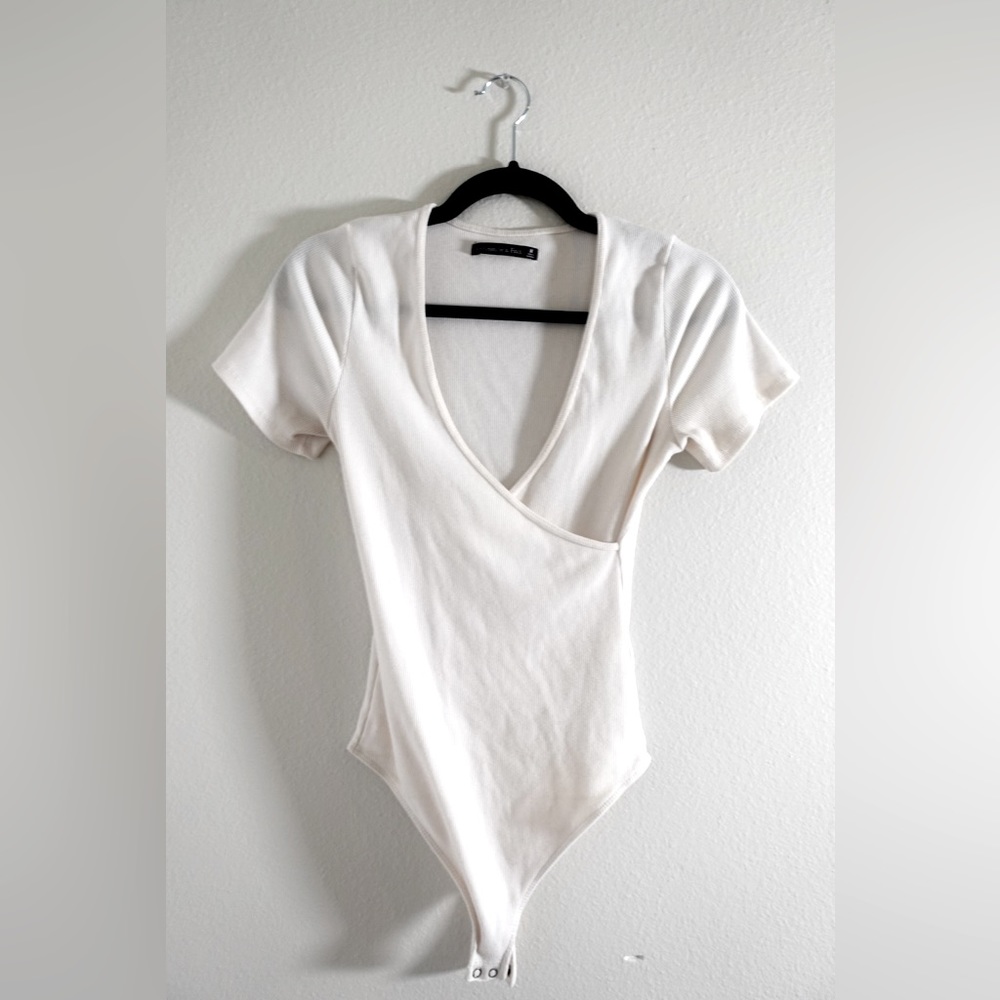 Abercrombie & Fitch Short-Sleeve V-Neck Bodysuit